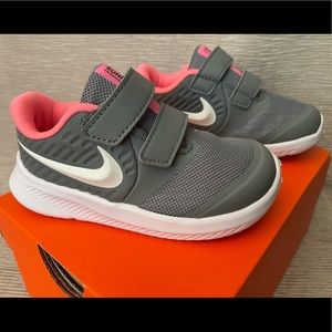 Nike Star Runner 2. Toddler Sneakers Size: 7C Grey/White/Pink